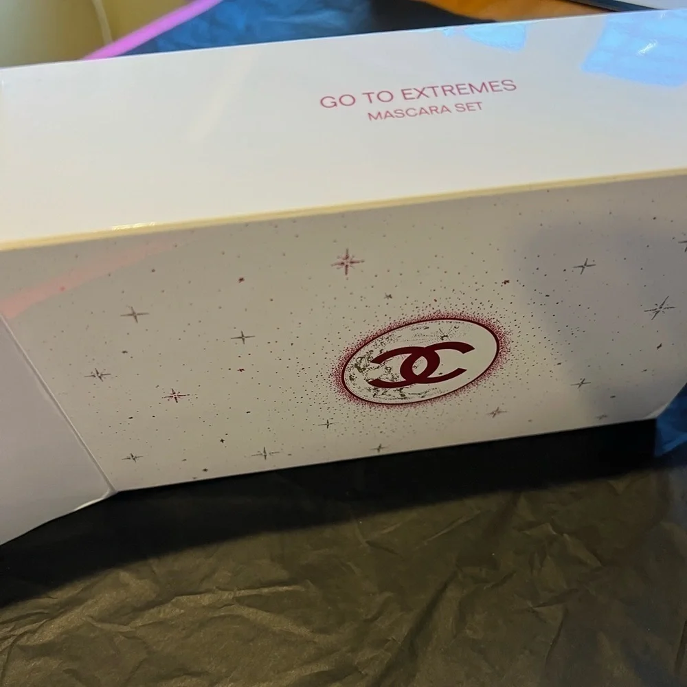 CHANEL NWT 2022 Holiday gift makeup case & box
